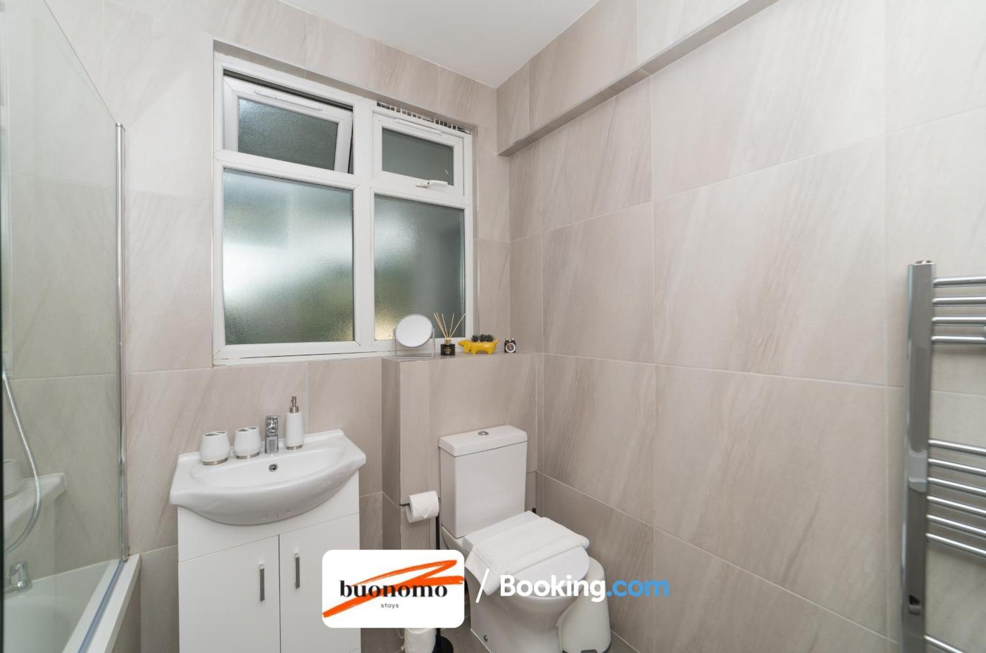 Two Bedroom Apartment By Buonomo Stays Short Lets & Serviced Accommodation With Balcony Лондон Екстериор снимка