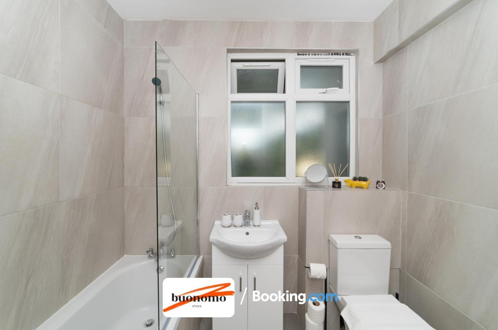 Two Bedroom Apartment By Buonomo Stays Short Lets & Serviced Accommodation With Balcony Лондон Екстериор снимка